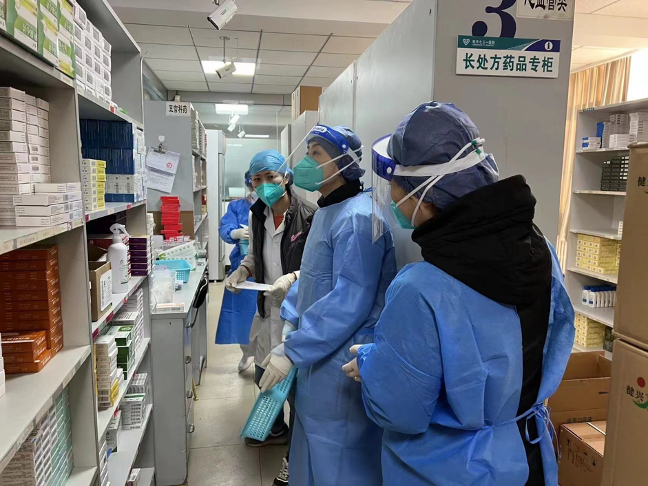 社区卫生服务中心医护人员为老年人等重点群体开药。受访者供图