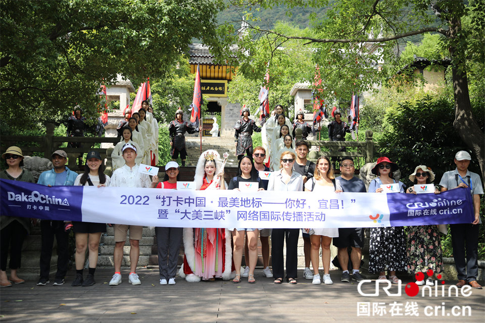 外国网红打卡昭君村景区 摄影 黄正恒