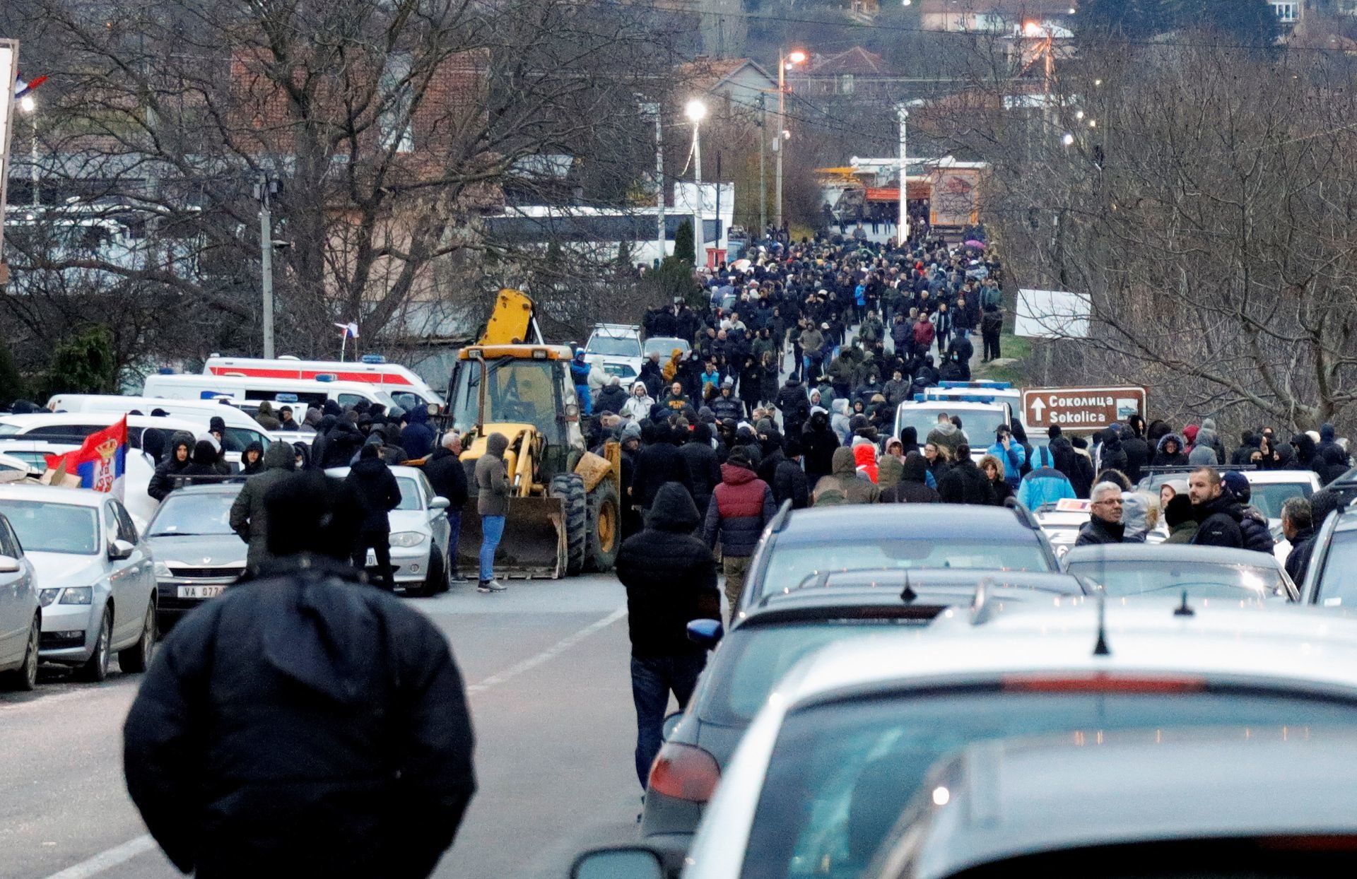 12月10日，塞族抗议者封锁北米特罗维察一条主要道路 图自路透社