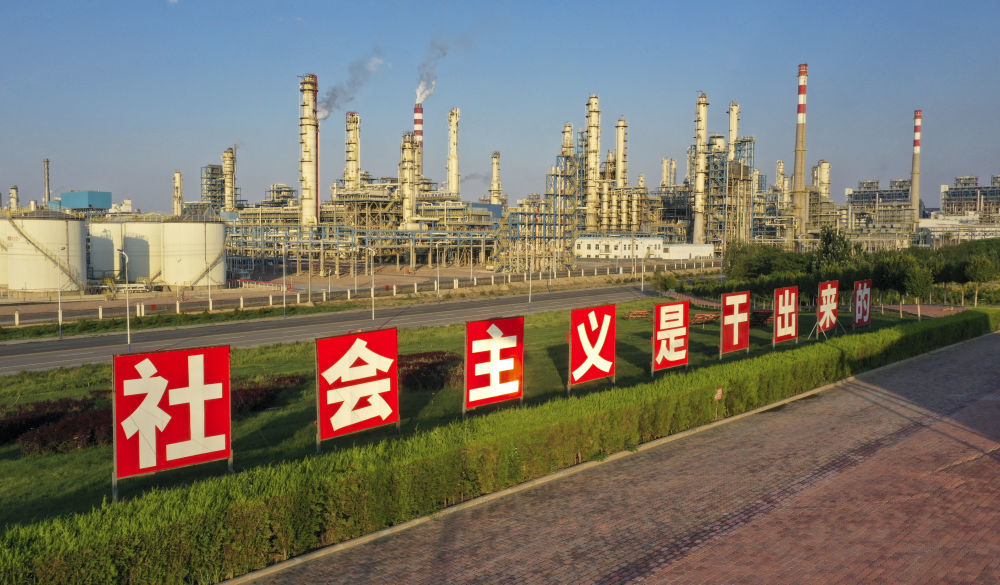 这是宁东能源化工基地国家能源集团宁夏煤业公司400万吨煤制油项目（6月22日摄，无人机照片）。新华社记者 王鹏 摄