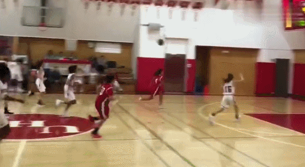 高中篮球比赛接到队友传球上篮命中