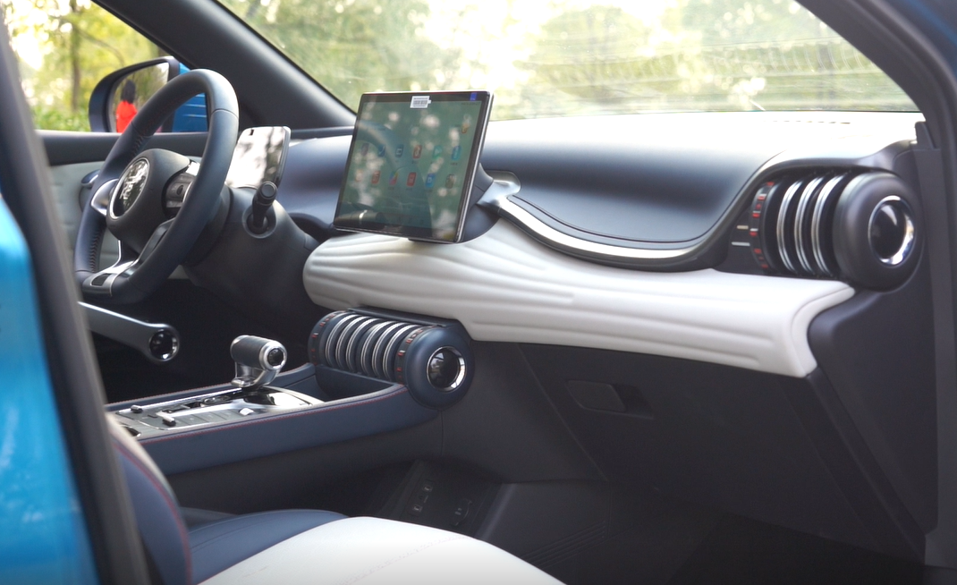 元plus的内饰设计就很有特色了,很不一样,以健身房为设计核心的座舱