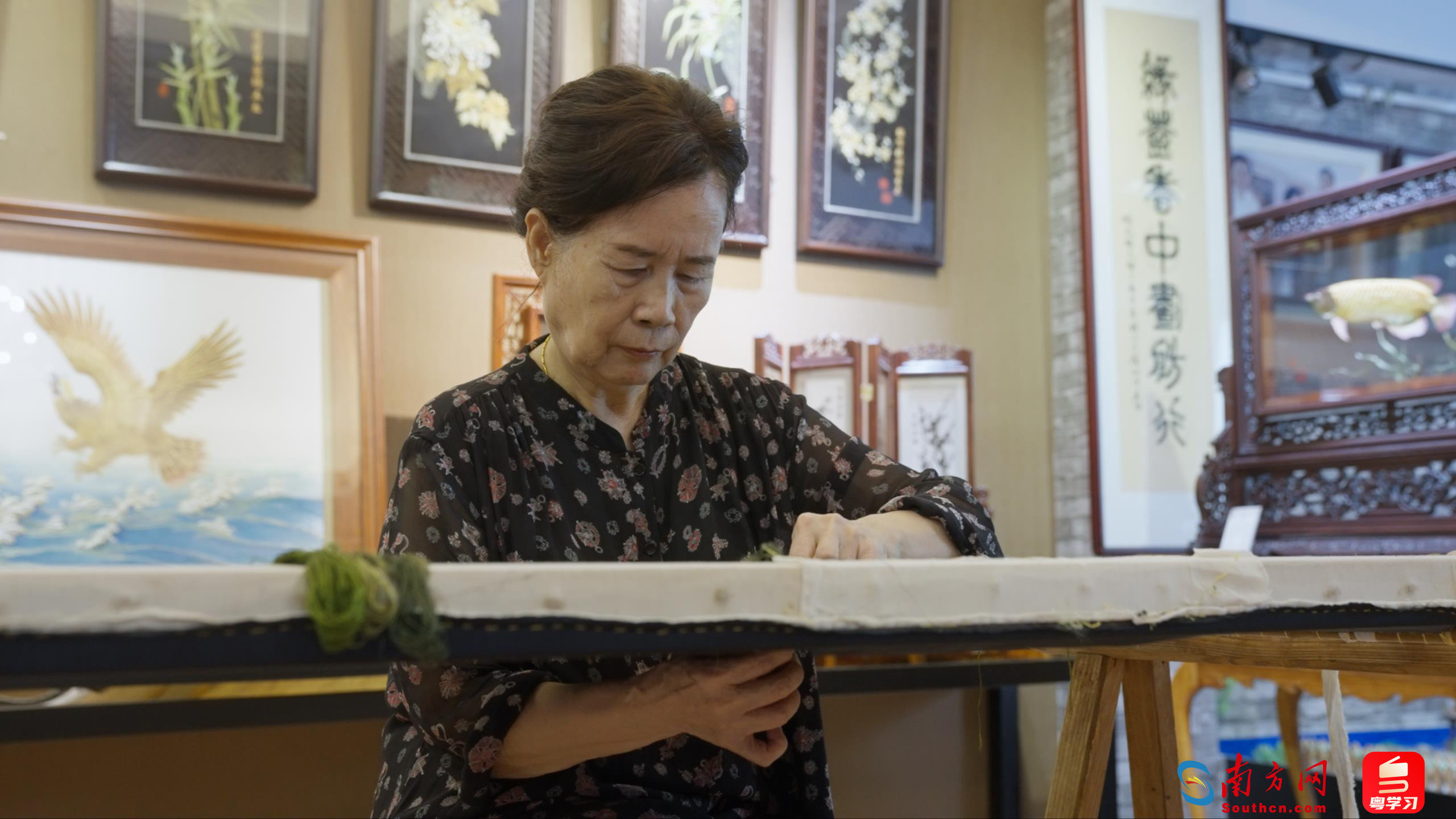 康惠芳正在创作一部名为《潮州》的潮绣作品。