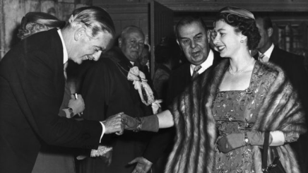 1956年，英国女王伊丽莎白二世与首相安东尼&middot;艾登握手。图自BBC