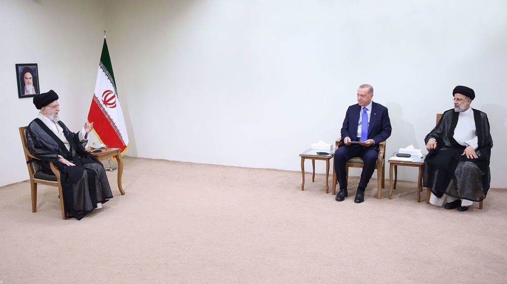 埃尔多安（中）同伊朗最高领袖哈梅内伊、伊朗总统莱希举行会谈，图自Press TV