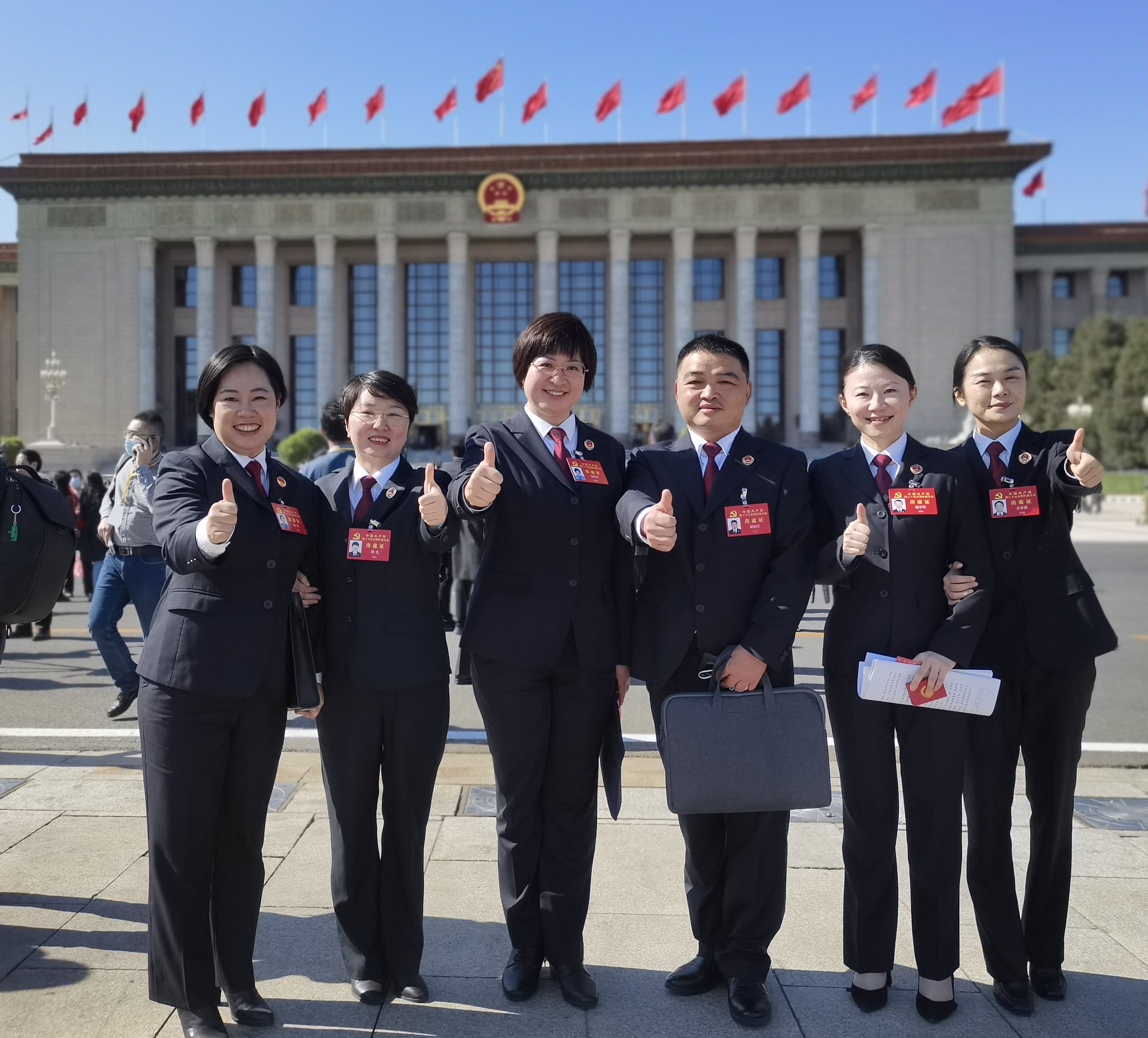 施净岚在人民大会堂外和全国检察机关同仁合影留念(右二)。