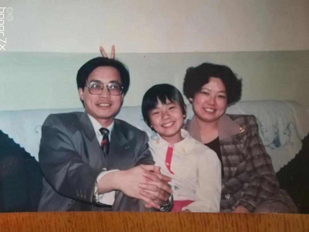 1992年,曹连营一家三口合影,中间是他们9岁的女儿。受访者供图