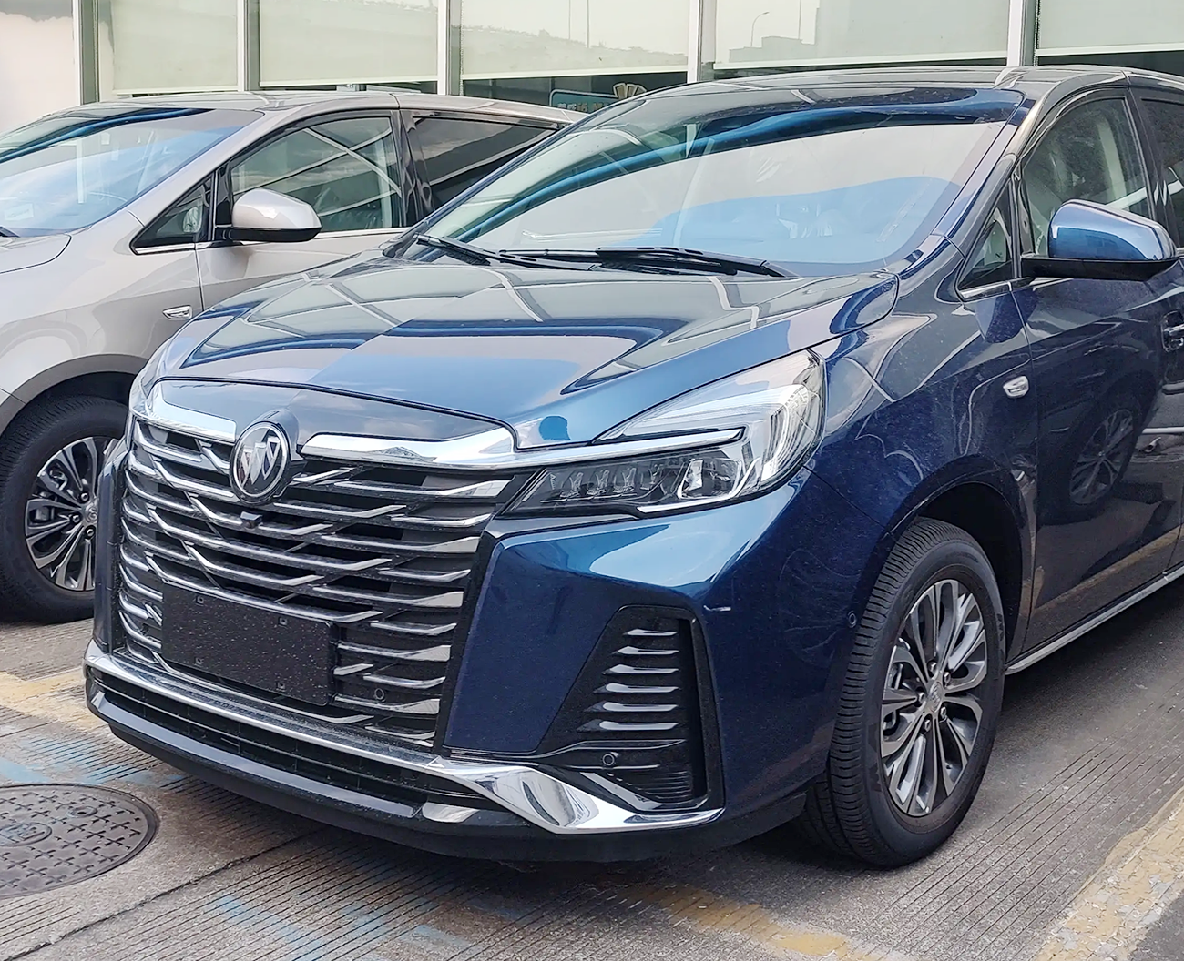 新款别克gl8实车现身大嘴设计更为霸气还有对手吗