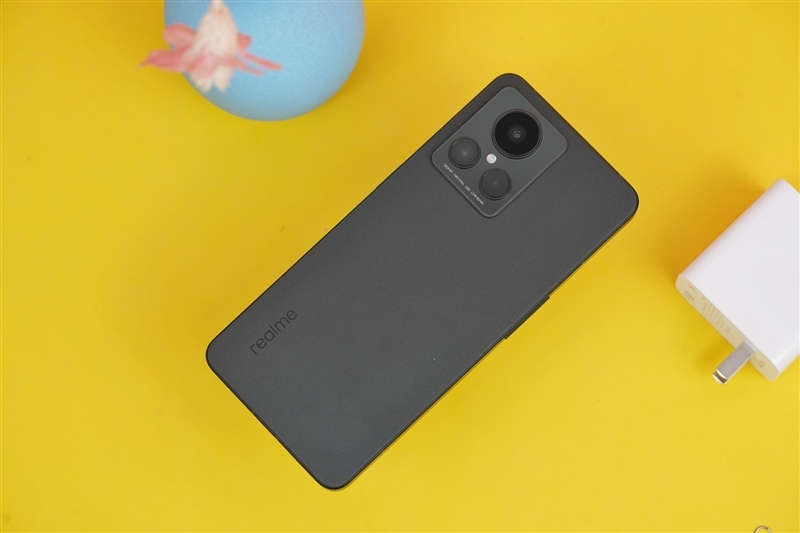 谁说轻薄没旗舰!真我GT2大师探索版首发评测:CPU、电池、快充都满分了