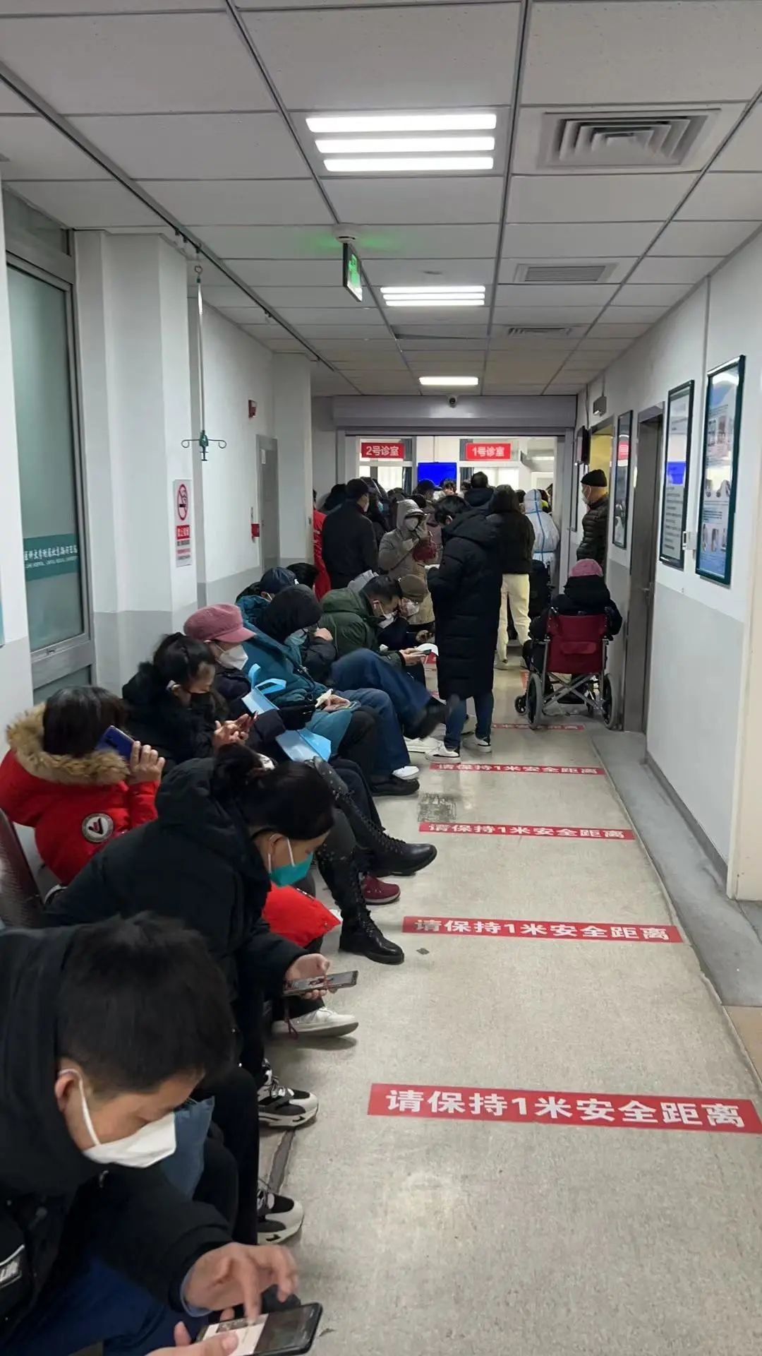 潞河医院发热门诊前等待就医的患者/受访者供图