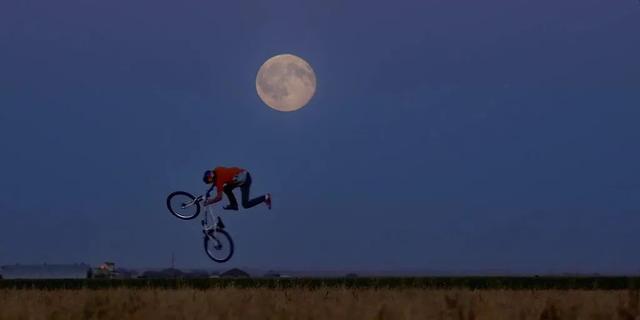 纪录片《山地自行车之旅》（Life Cycles 2010）画面（非职业或专业骑手请勿模仿）。