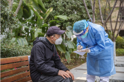 12月15日，在重庆市两江新区康美街道筹备二组社区，社区卫生服务中心的医务人员核对市民信息。新华社记者 黄伟 摄