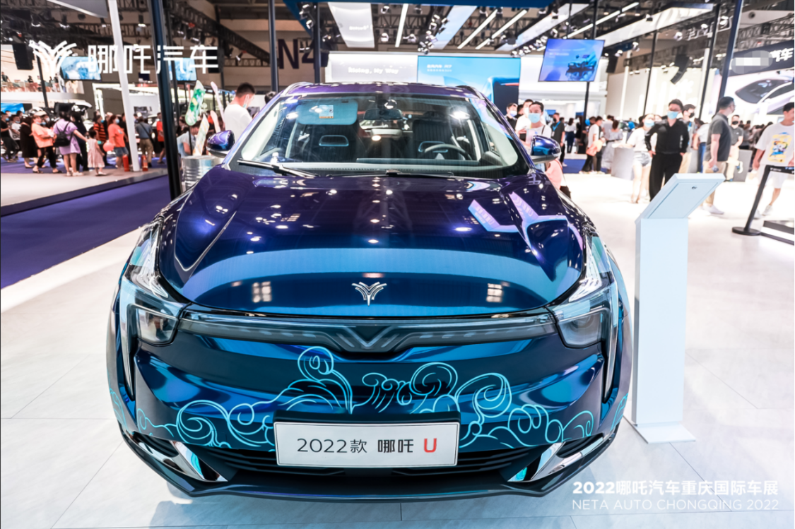 哪吒s耀首次开门化作重庆车展最靓的仔