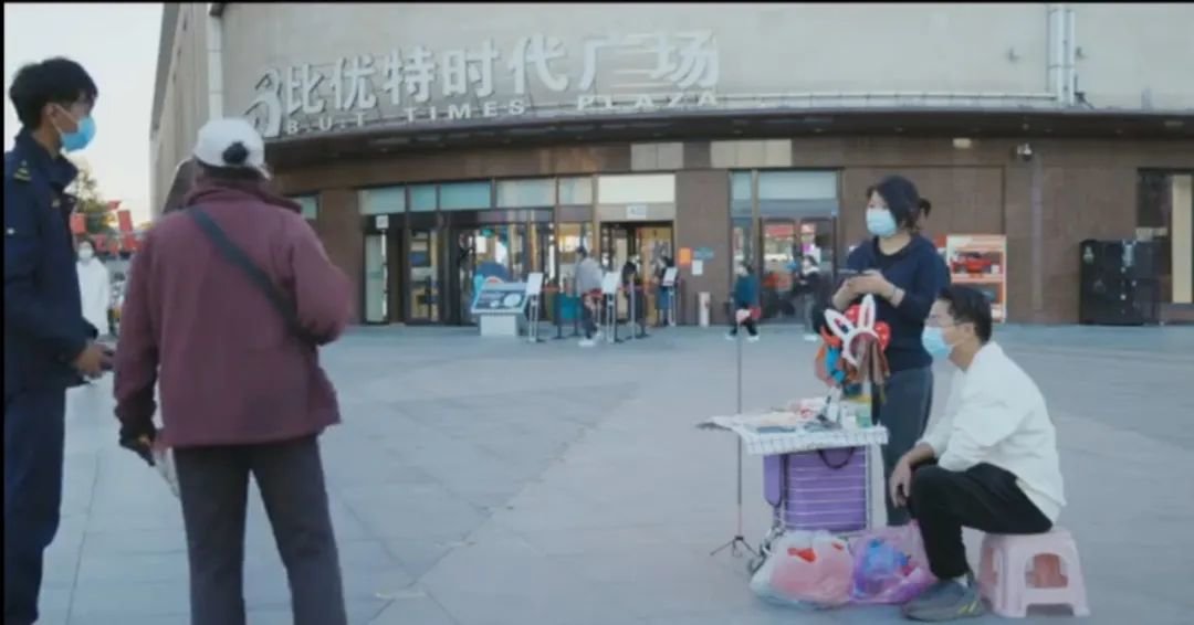 2021年,秦潇越遇到了“鹤漂”静静(右二)和她丈夫,他们是温州人,此前在义乌做小商品生意。来鹤岗之后,一边摆摊,一边在网上直播带货。受访者供图