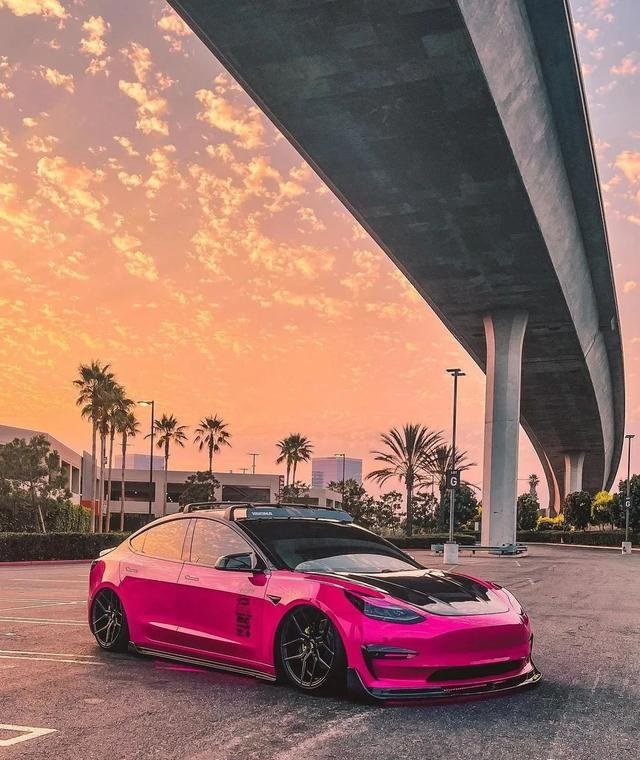 特斯拉电动汽车粉色图片