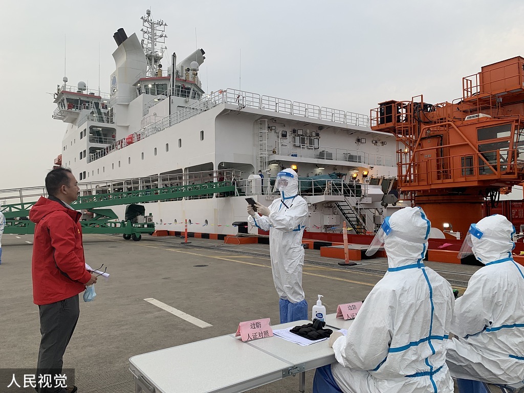 2022年4月20日下午16时许,国产“雪龙2”号极地科考船圆满完成中国第38次南极科学考察任务顺利返沪 ,靠泊在上海外高桥的中国极地科考国内基地码头。