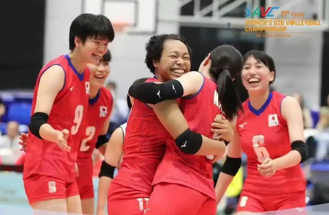 赢下比赛的日本青年女排欣喜若狂