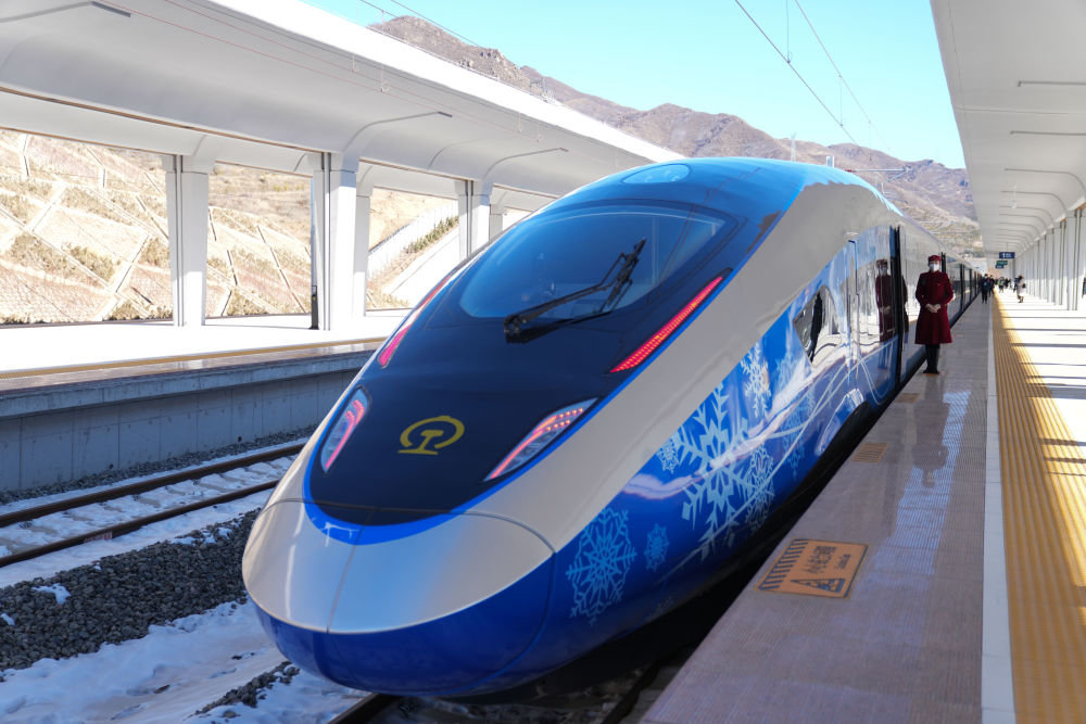 2022年1月6日，G9981次北京冬奥列车停靠在京张高铁崇礼站。新华社记者 鞠焕宗 摄