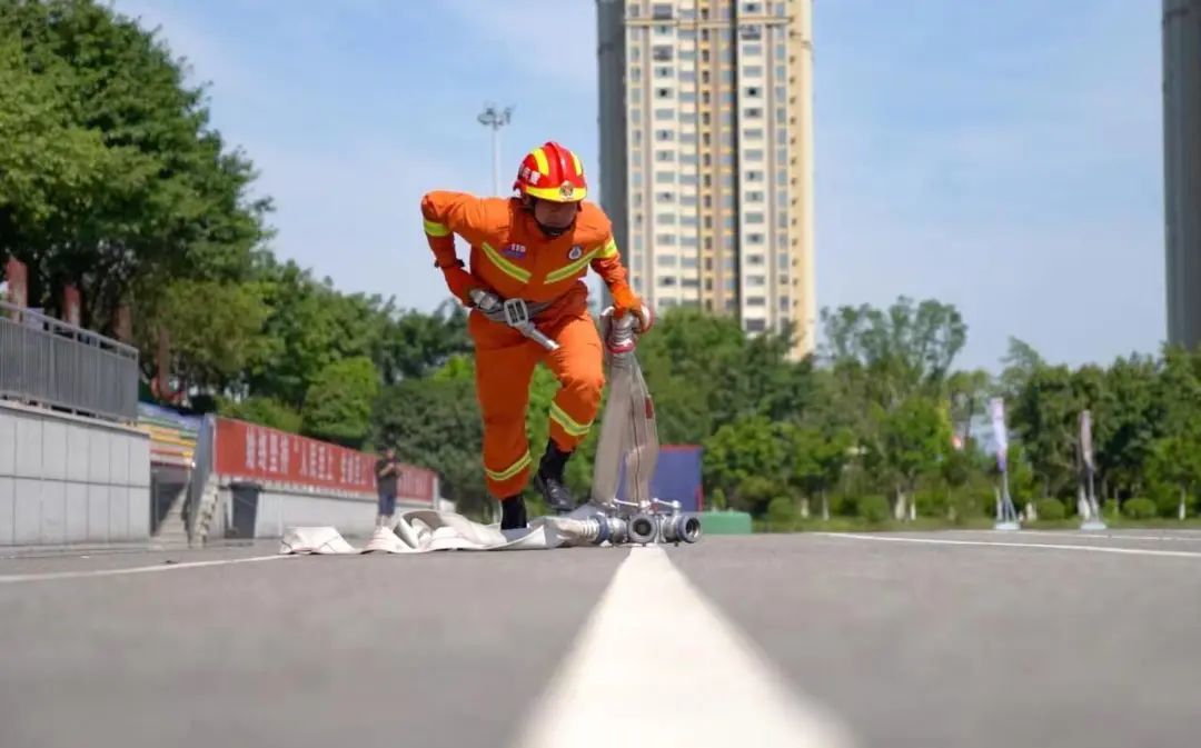 阮洋洋正在进行100米消防障碍比赛