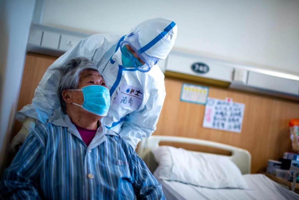 医护人员关心关爱病房中的老人,将他们推送到窗边感受阳光