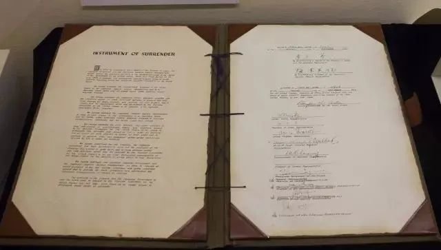 △2015年8月31日，日本外务省展出1945年9月2日签署的投降书原件