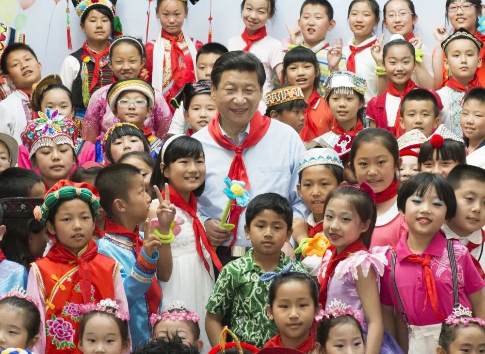 2013年5月29日，習近平在北京市少年宮參加“快樂童年放飛希望”主題隊日活動。這是習近平同孩子們合影。新華社記者 李學仁 攝