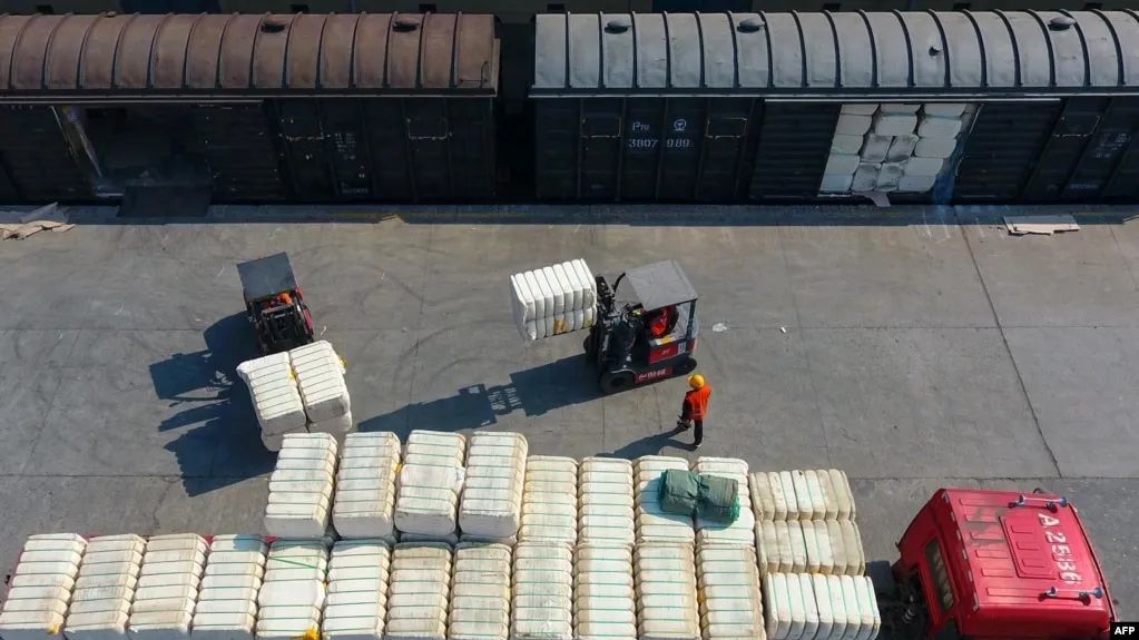 工作人员装卸新疆皮棉。