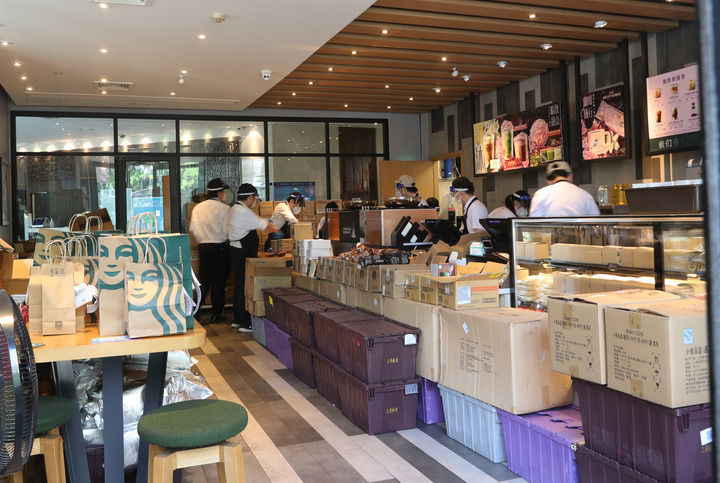 5月17日，工作人員在位于上海市徐匯區的一家星巴克咖啡店內制作網絡訂單貨品。新華社記者 方喆 攝