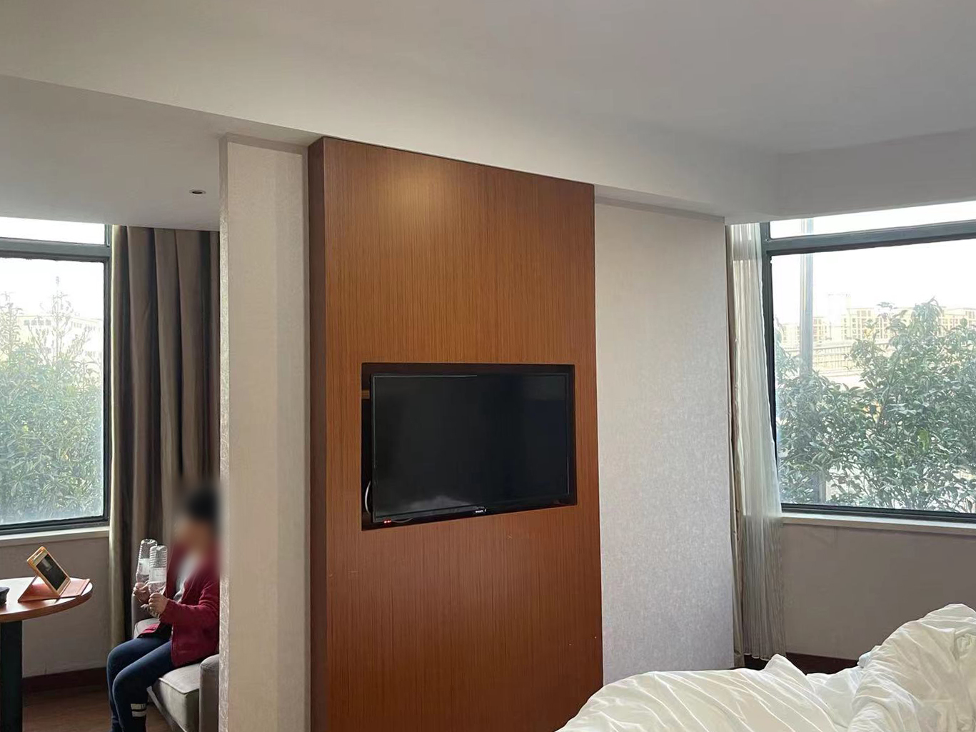 2022年3月11日，姜海7岁的儿子在隔离酒店内，应受访者要求，图片做模糊化处理。图片由姜海提供