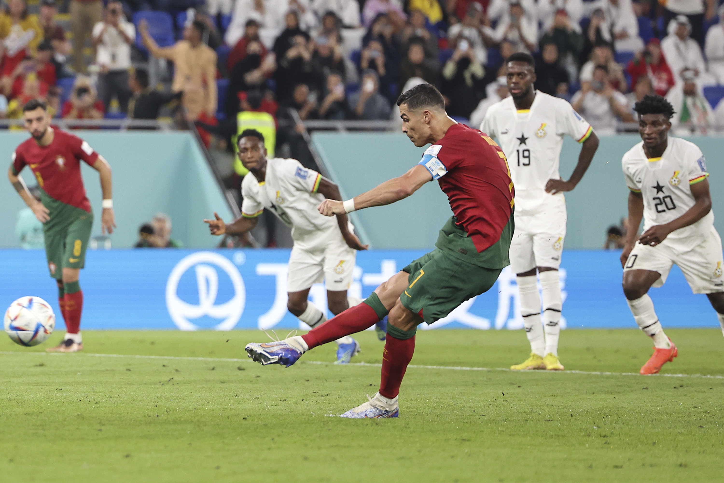 卡塔尔世界杯|C罗点射破纪录  葡萄牙3:2险胜加纳（葡萄牙夺冠c罗进几球）
