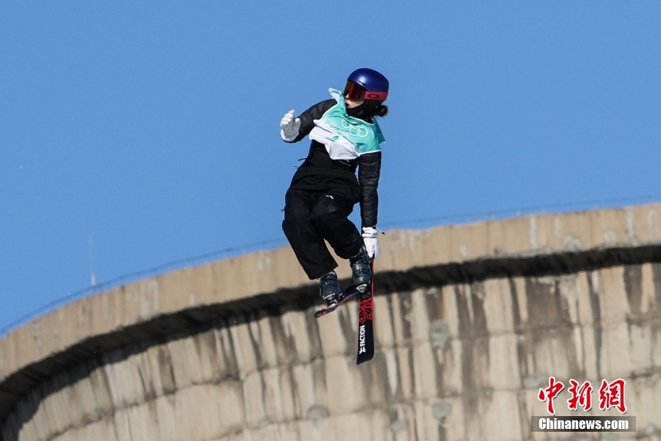 谷爱凌在首钢滑雪大跳台。图片来源：视觉中国
