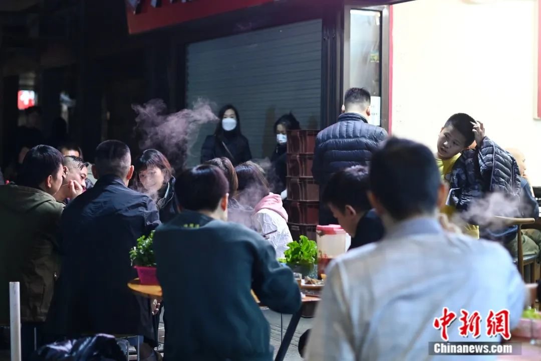 图为市民在广州荔湾区街边吃火锅。中新社记者 陈楚红 摄