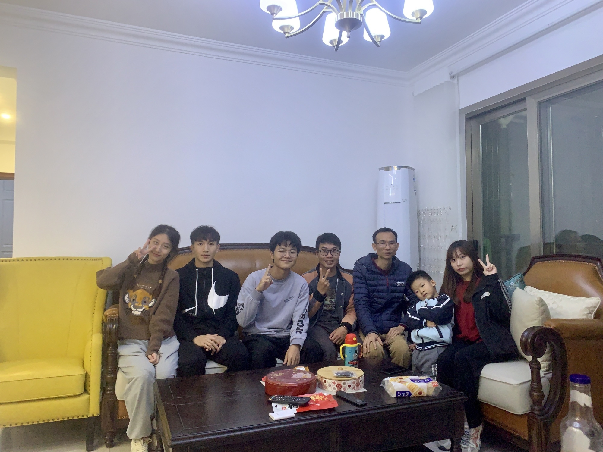 严智德（左四）与肇庆学院的同事和学生在家中聚会。