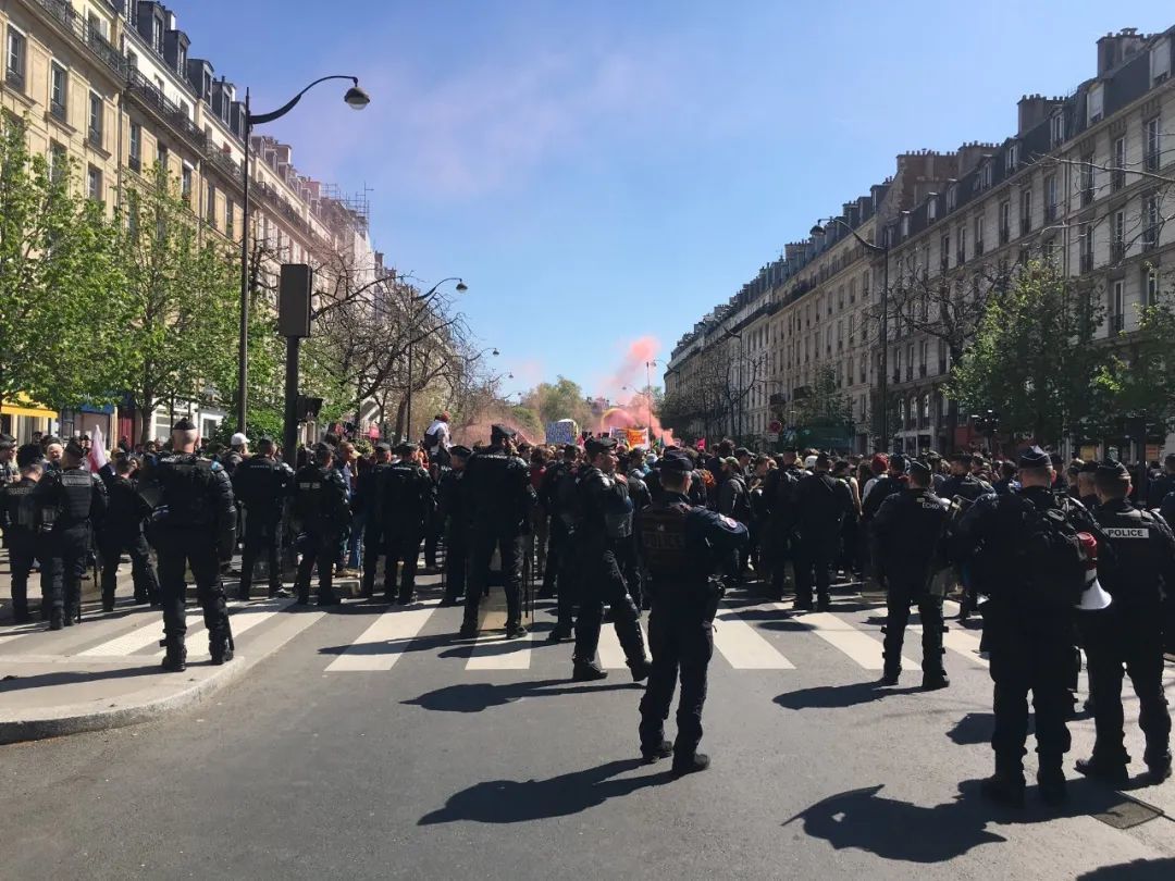 法国数十城市爆发示威 逾3万人上街反对《整体安全法》｜多维新闻｜全球