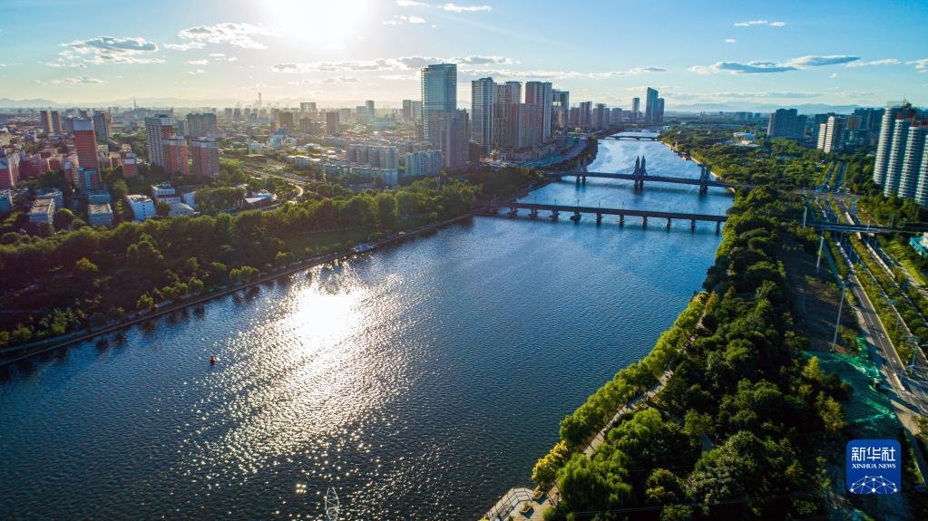 这是在北京市通州区拍摄的横跨大运河的玉带河桥(2022年8月15日摄,无人机照片)。新华社发(刘宇 摄)