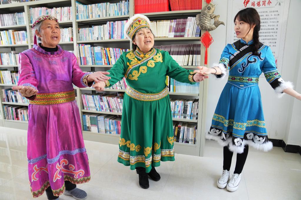 5月20日，学员在黑龙江省同江市八岔赫哲族伊玛堪传习所练习演唱伊玛堪。新华社记者 王建威 摄