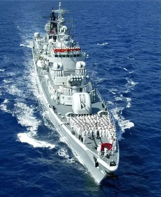 航行中的青岛舰