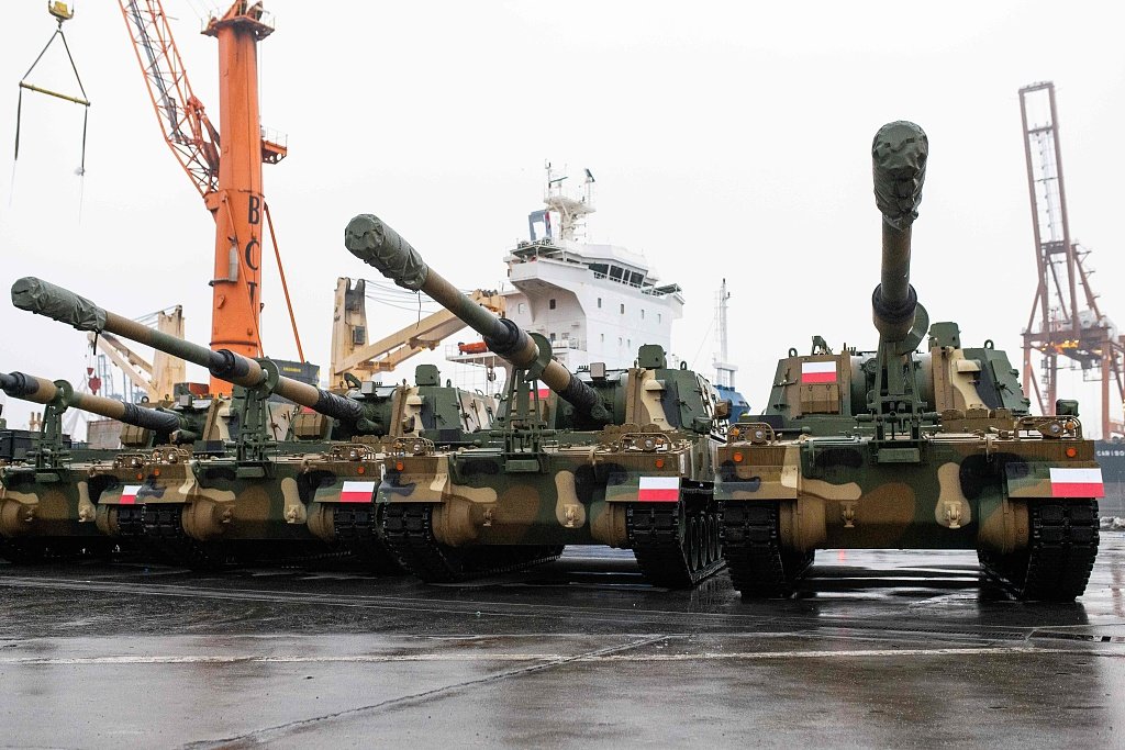 韩国向波兰交付的首批坦克与火炮到货