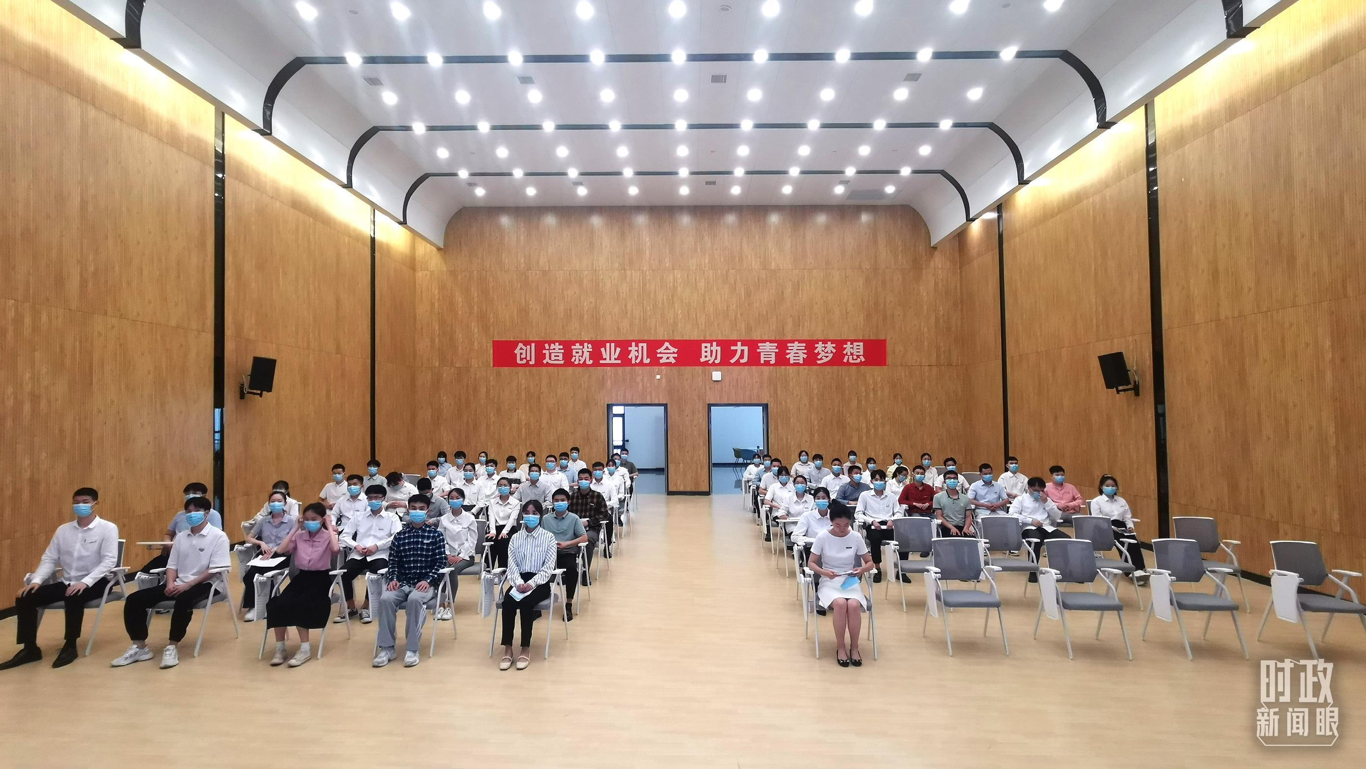 △宜宾学院民营企业招聘宣讲会现场。（总台央视记者覃思、张晓鹏，国广记者李晋拍摄）