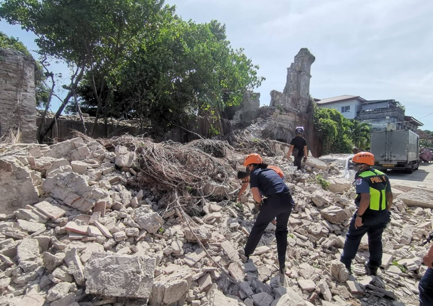 菲律賓7級地震致5人死亡遇難者多被倒塌建築砸中數百棟建築牆壁裂開