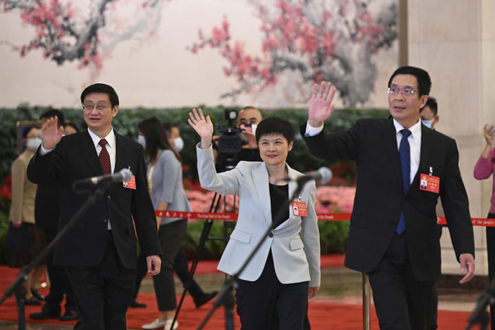 吴燕生、朱敏、张连钢代表（自左至右）步入“党代表通道”，准备接受采访。新华社记者 金良快 摄