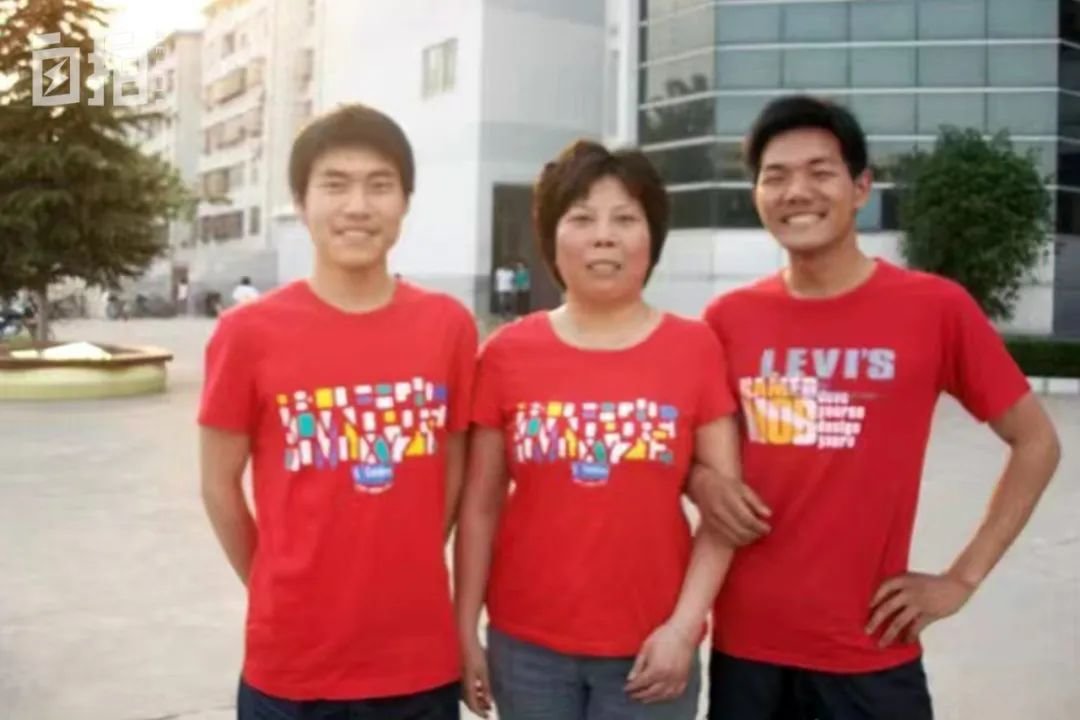 我(右一)上学时很少拍照,这是高中唯一的照片。