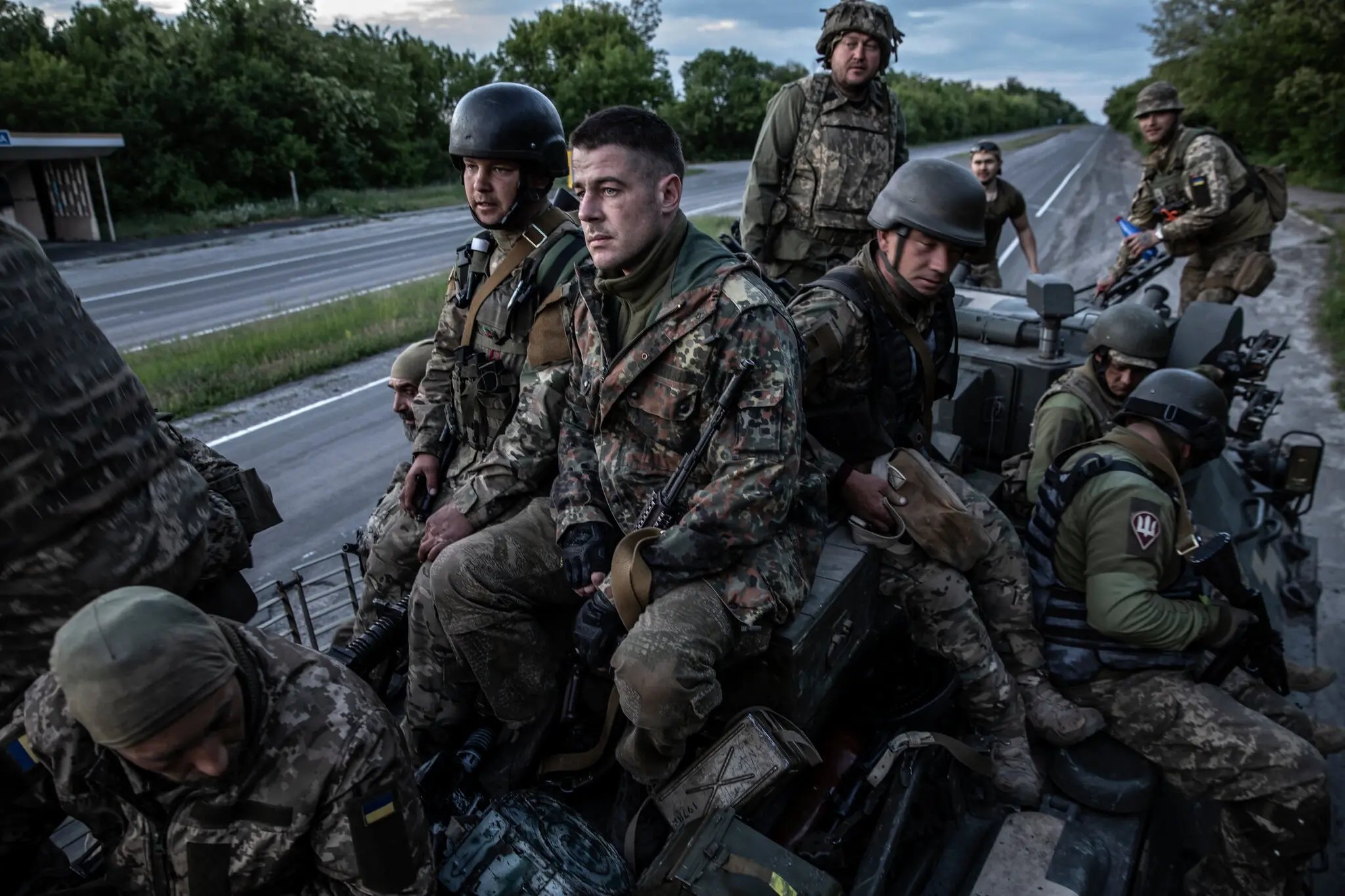 5月，向乌东部前线进发的乌克兰士兵 图源：《纽约时报》