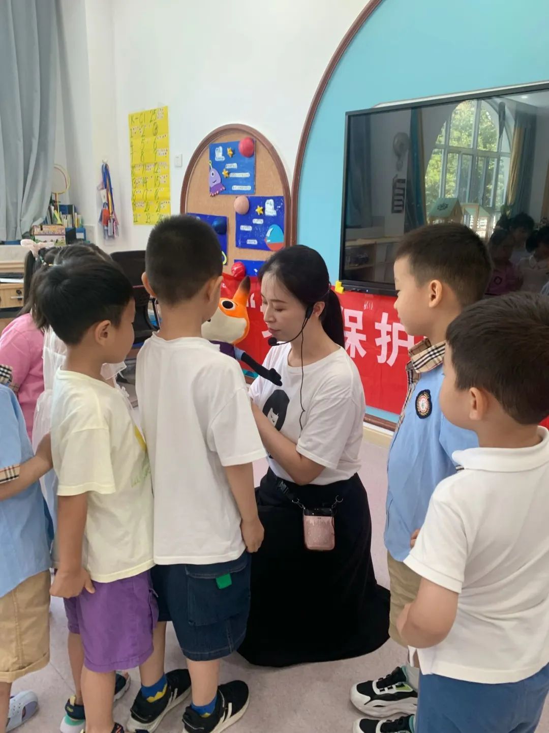 “女童保护”河南许昌草之根团队志愿者讲师任祥雨邀请学生与小狐狸尖尖互动