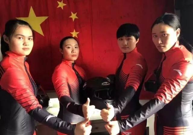 谭颖慧(右二)