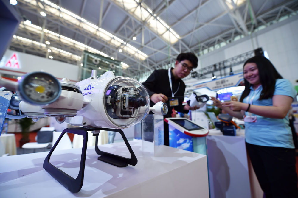 在天津梅江会展中心智能科技展上亮相的深之蓝的水下机器人