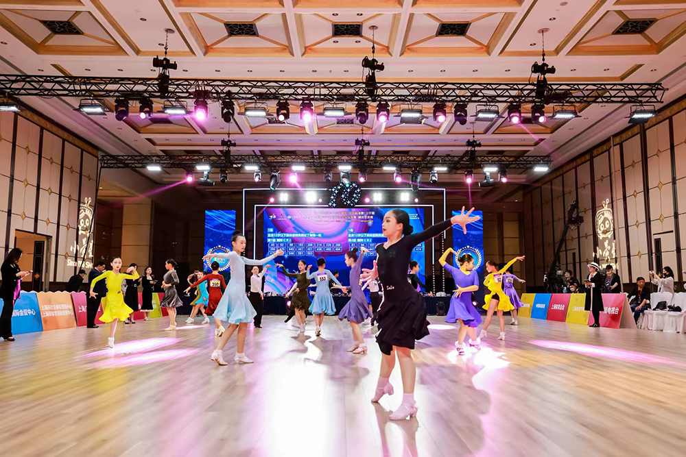 11月27日晚，第十届少儿体育舞蹈（国际标准舞）公开赛暨青少年体育舞蹈（国际标准舞）精英大奖赛举行。本文图片均为 上海小荧星集团 供图