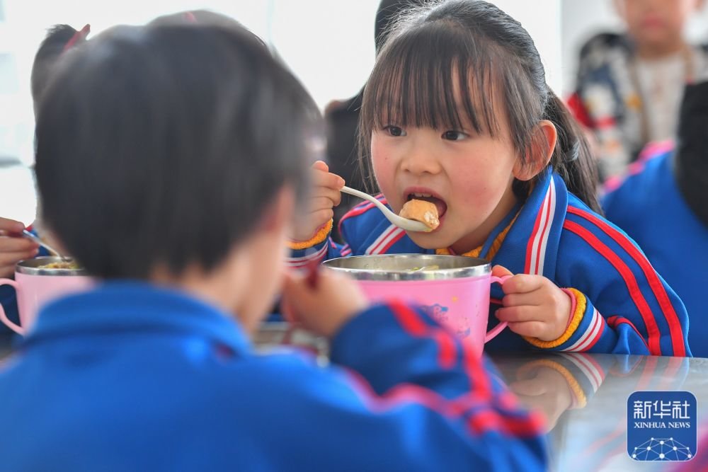 在湖南省郴州市汝城县沙洲芙蓉学校，学生在食堂吃午餐（2022年1月4日摄）。新华社记者 陈泽国 摄