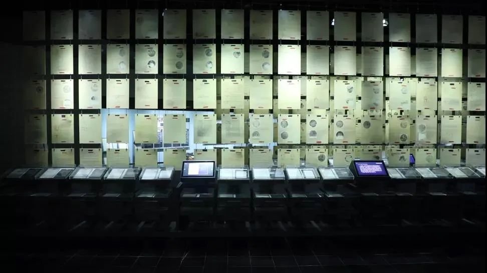 侵华日军第七三一部队罪证陈列馆人体实验展区,一张张英文人体实验报告书复印件,连成一面墙。