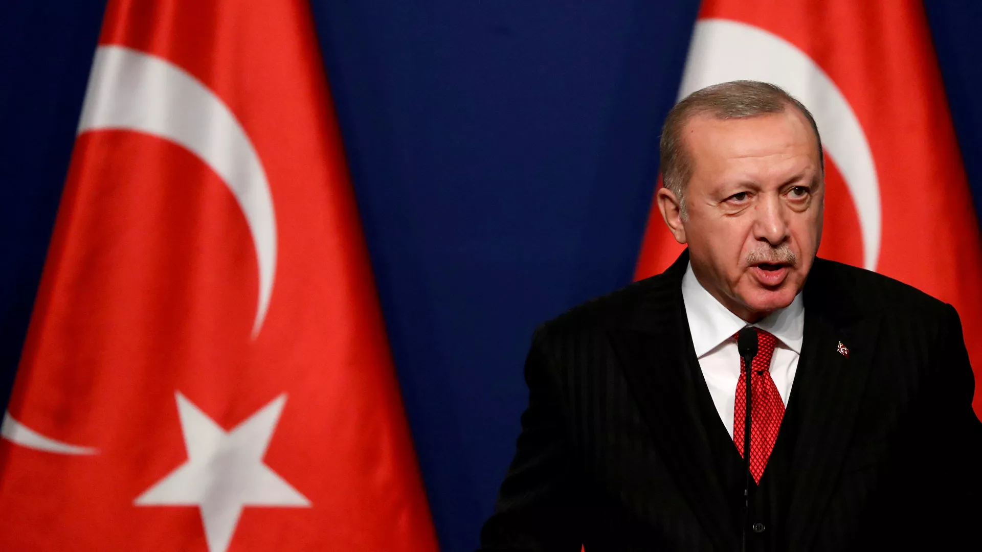土耳其总统会见普京“忘”摘口罩 保镖一个小动作机智“救场”！_凤凰网视频_凤凰网